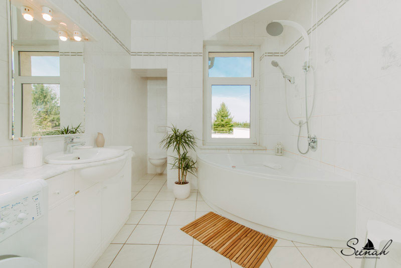 Ansicht vom Badezimmer unserer Ferienwohnung für 6 Personen in der Pension Seenah im schönen leipziger Neuseenland
