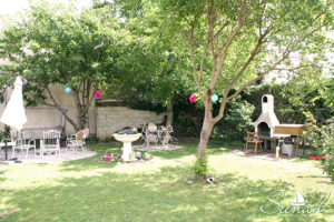 Schöner Garten mit Feuerstelle sowie Sitzplätzen und Grillplatz in der Pension Seenah im schönen Leipziger Neuseenland