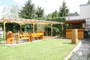 Schöner Garten mit überdachten Sitzplätzen und Grillplatz in der Pension Seenah im schönen Leipziger Neuseenland