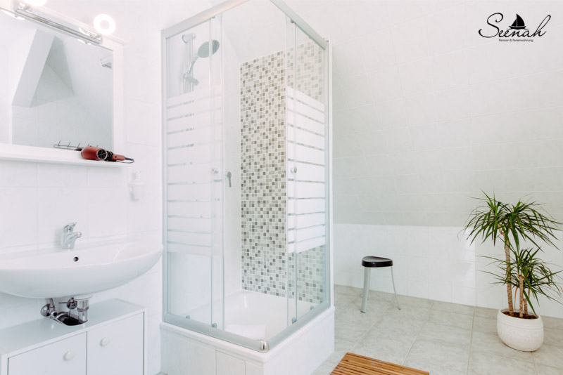 Ansicht vom Badezimmer mit Dusche von unserem Doppelzimmer Nummer 1 für 2 bis 3 Personen in der Pension Seenah im schönen Leipziger Neuseenland