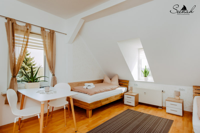 Zimmeransicht mit Betten von unserem Doppelzimmer Nummer 1 für 2 bis 3 Personen in der Pension Seenah im schönen Leipziger Neuseenland