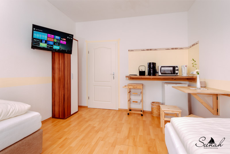 Zimmeransicht mit Blick auf die Küche von unserem Doppelzimmer Nummer 2 für 2 Personen in der Pension Seenah im schönen Leipziger Neuseenland