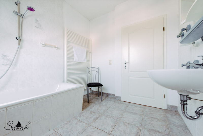 Ansicht vom Badezimmer mit Badewanne von unserem Doppelzimmer Nummer 2 für 2 Personen in der Pension Seenah im schönen Leipziger Neuseenland